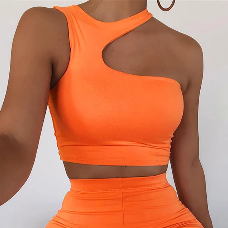 Asymetrický crop top s výrezom – sexi športový štýl bez ramien