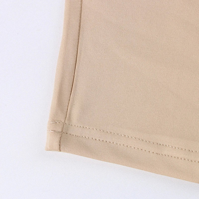 Asymetrický crop top s výrezom – sexi športový štýl bez ramien