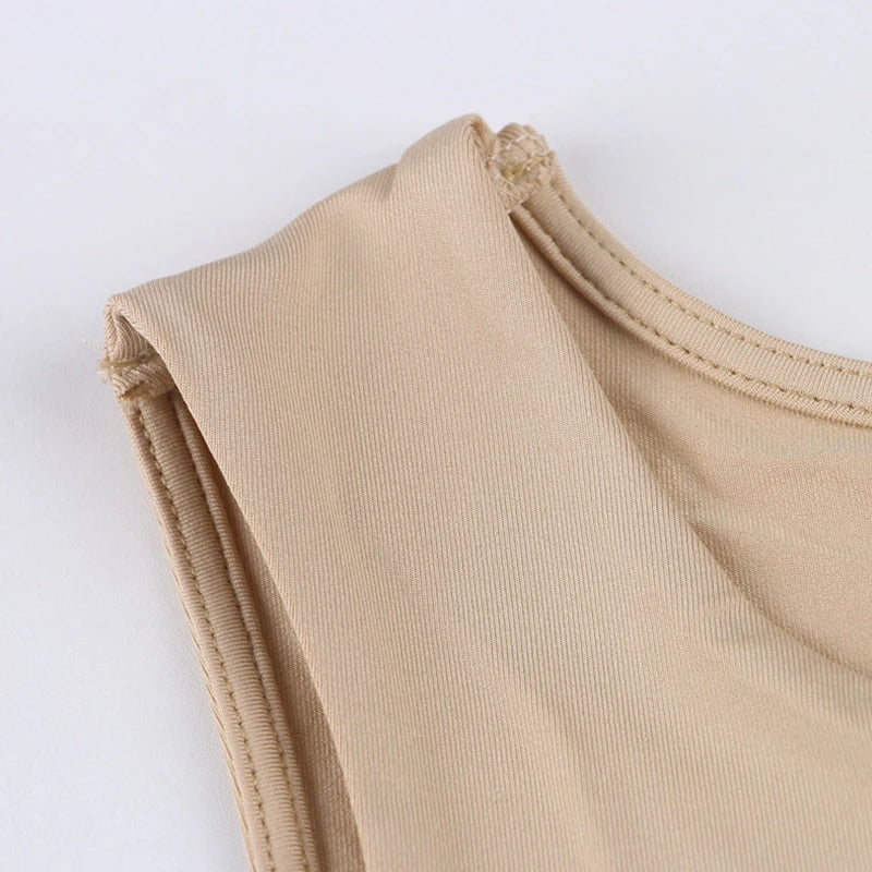 Asymetrický crop top s výrezom – sexi športový štýl bez ramien