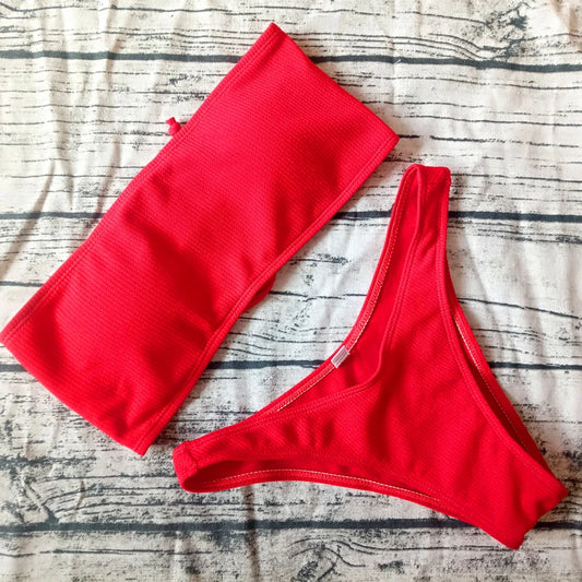 Jednofarebné off-shoulder bikiny – jednoduchý a sexi brazílsky štýl