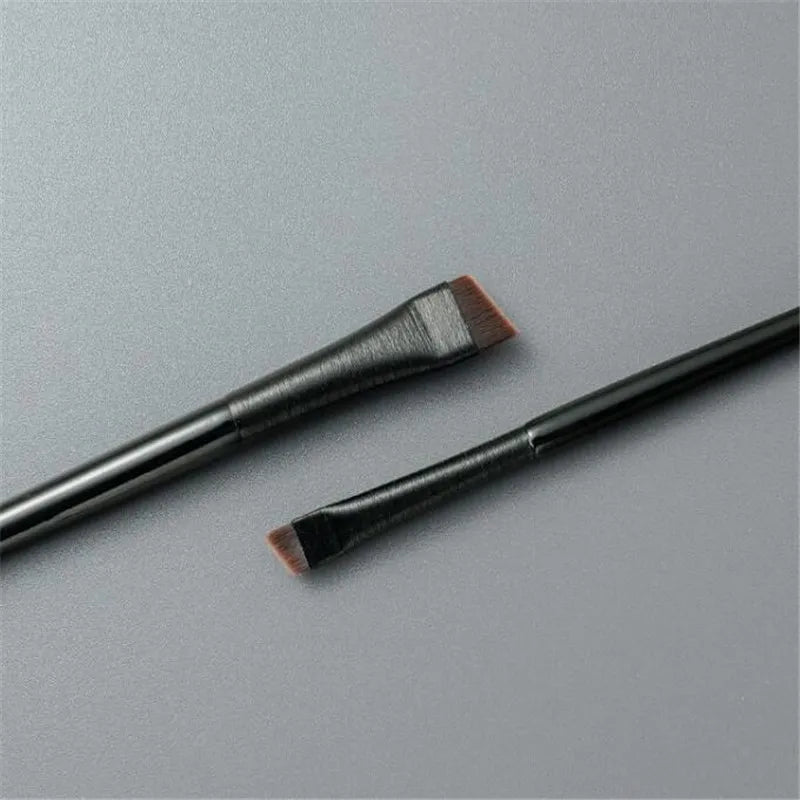 Plochý make-up štetec na očné linky a obočie