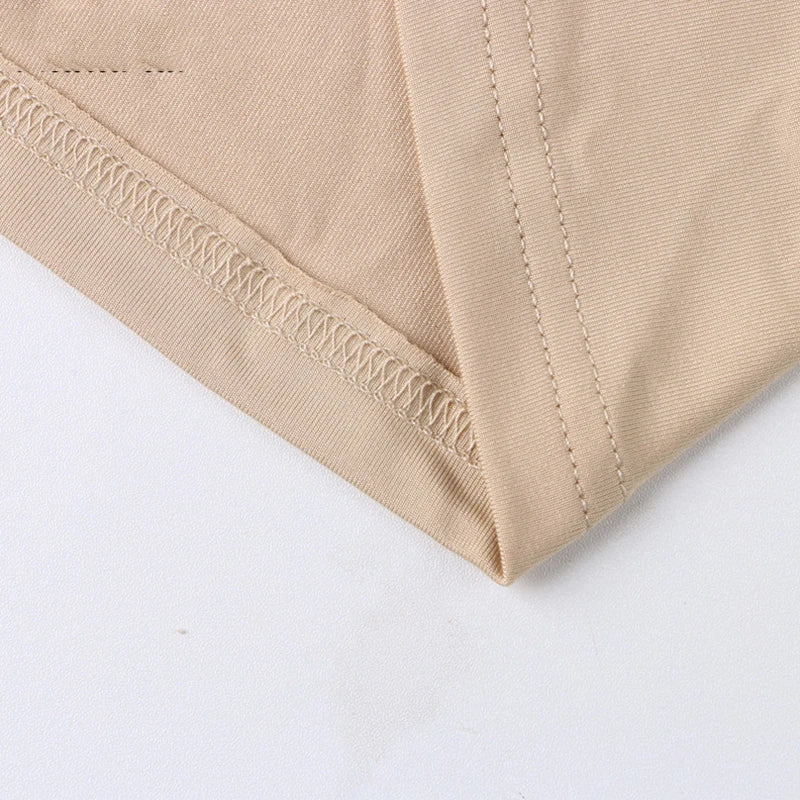 Asymetrický crop top s výrezom – sexi športový štýl bez ramien