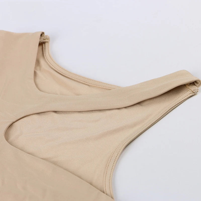 Asymetrický crop top s výrezom – sexi športový štýl bez ramien