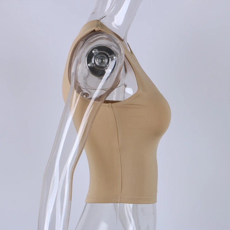 Asymetrický crop top s výrezom – sexi športový štýl bez ramien