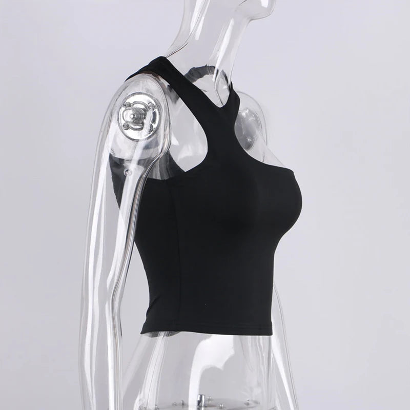 Asymetrický crop top s výrezom – sexi športový štýl bez ramien