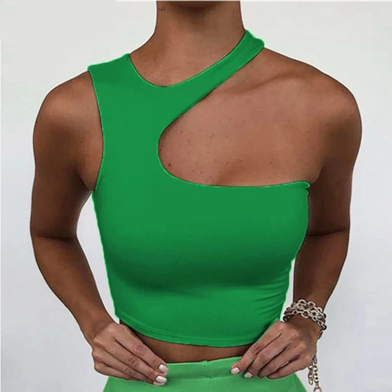 Asymetrický crop top s výrezom – sexi športový štýl bez ramien