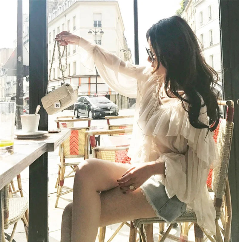 Priesvitná blúzka s výstrihom do V a volánmi – sexi boho štýl