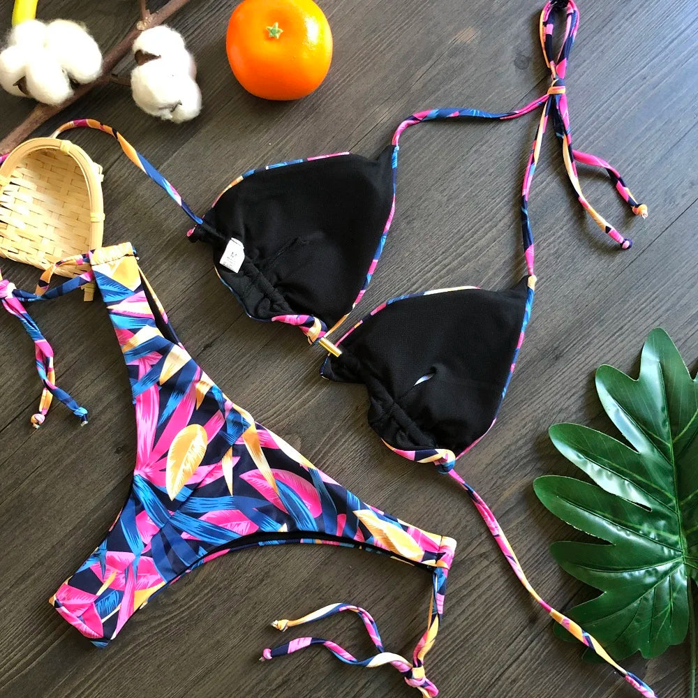 Sexi mikro bikiny s potlačou pierok – brazílsky štýl s viazaním