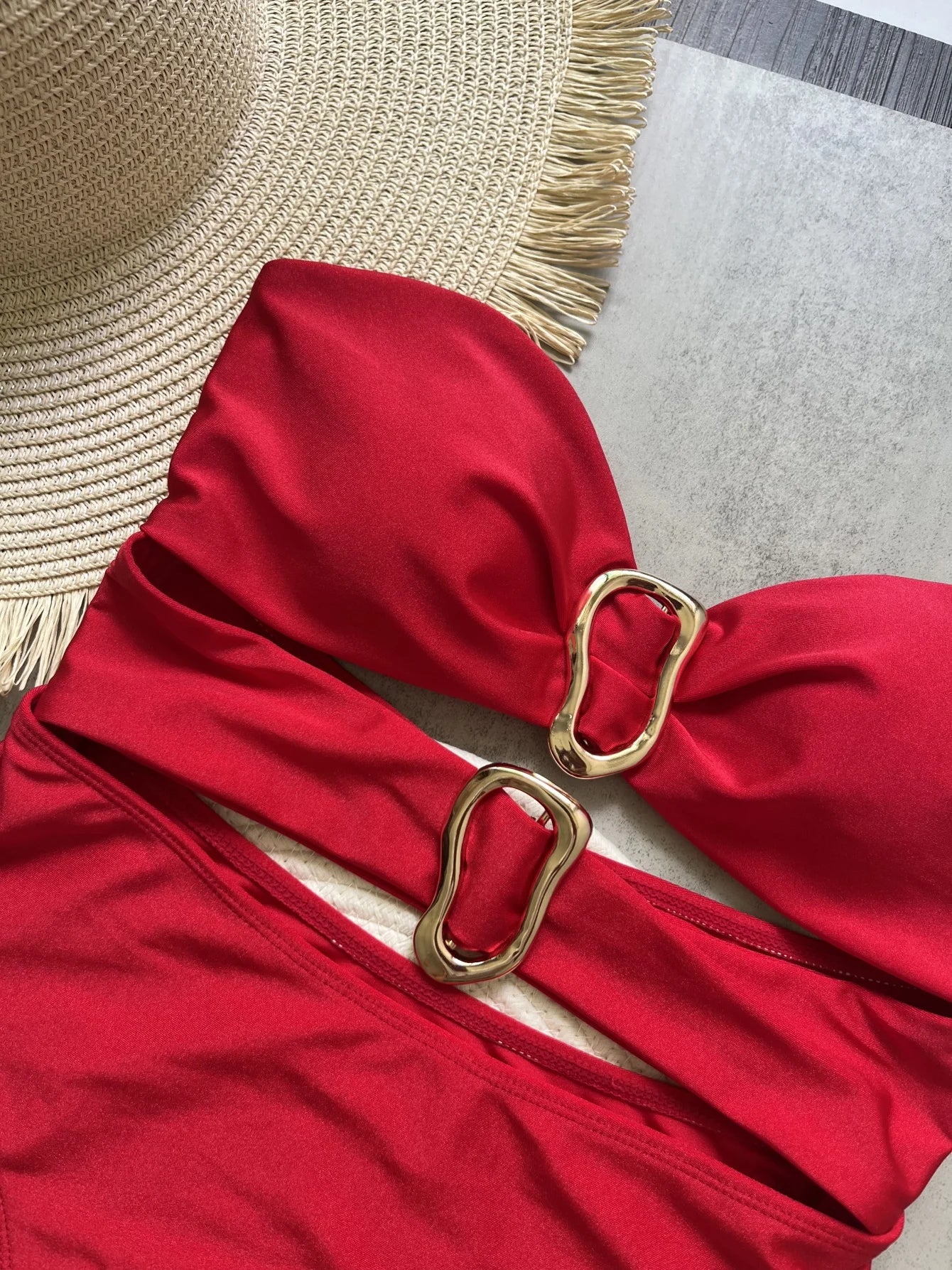Jednodielne plavky s kovovými krúžkami a výrezmi – sexi bandeau strih