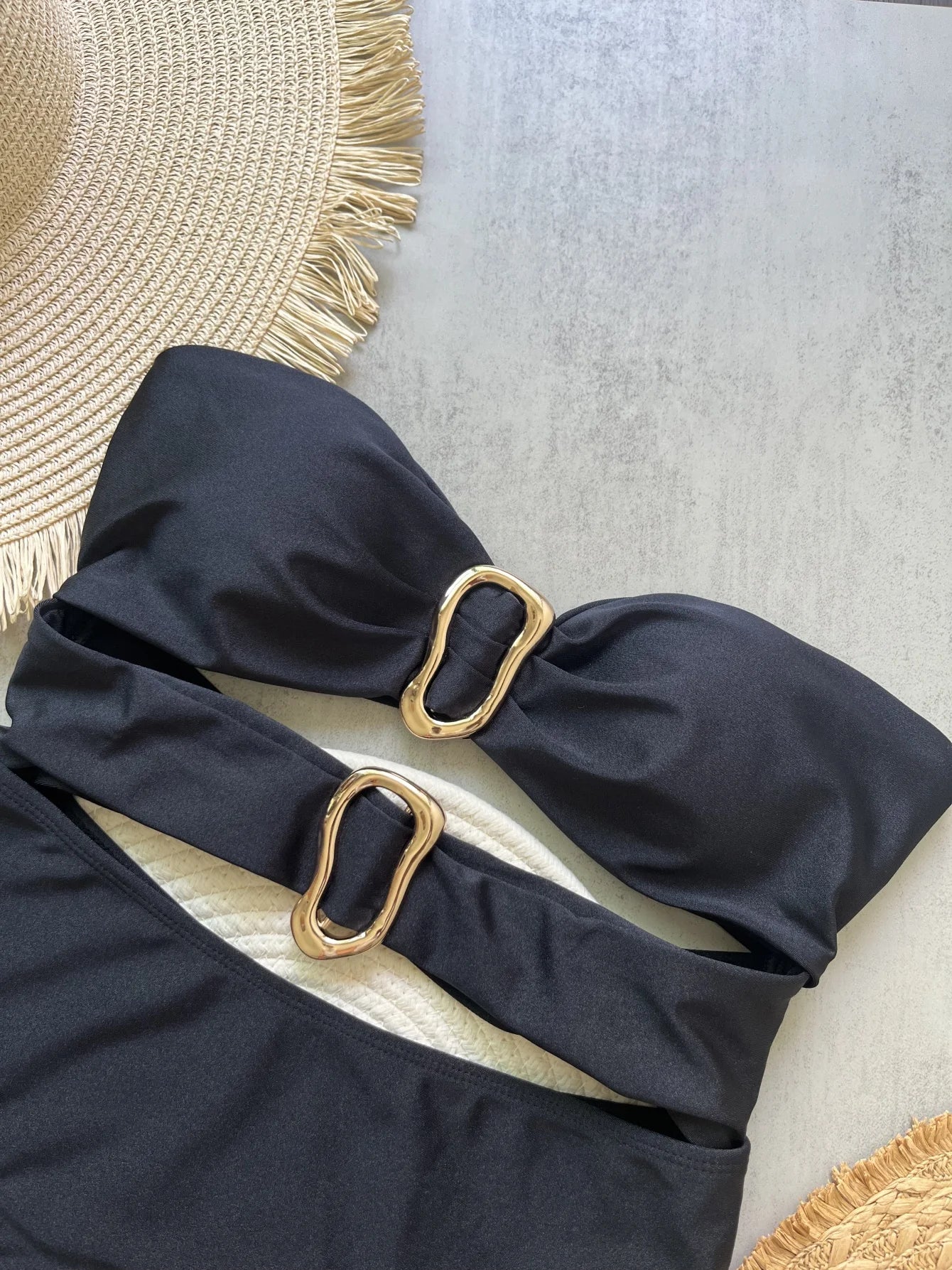 Jednodielne plavky s kovovými krúžkami a výrezmi – sexi bandeau strih