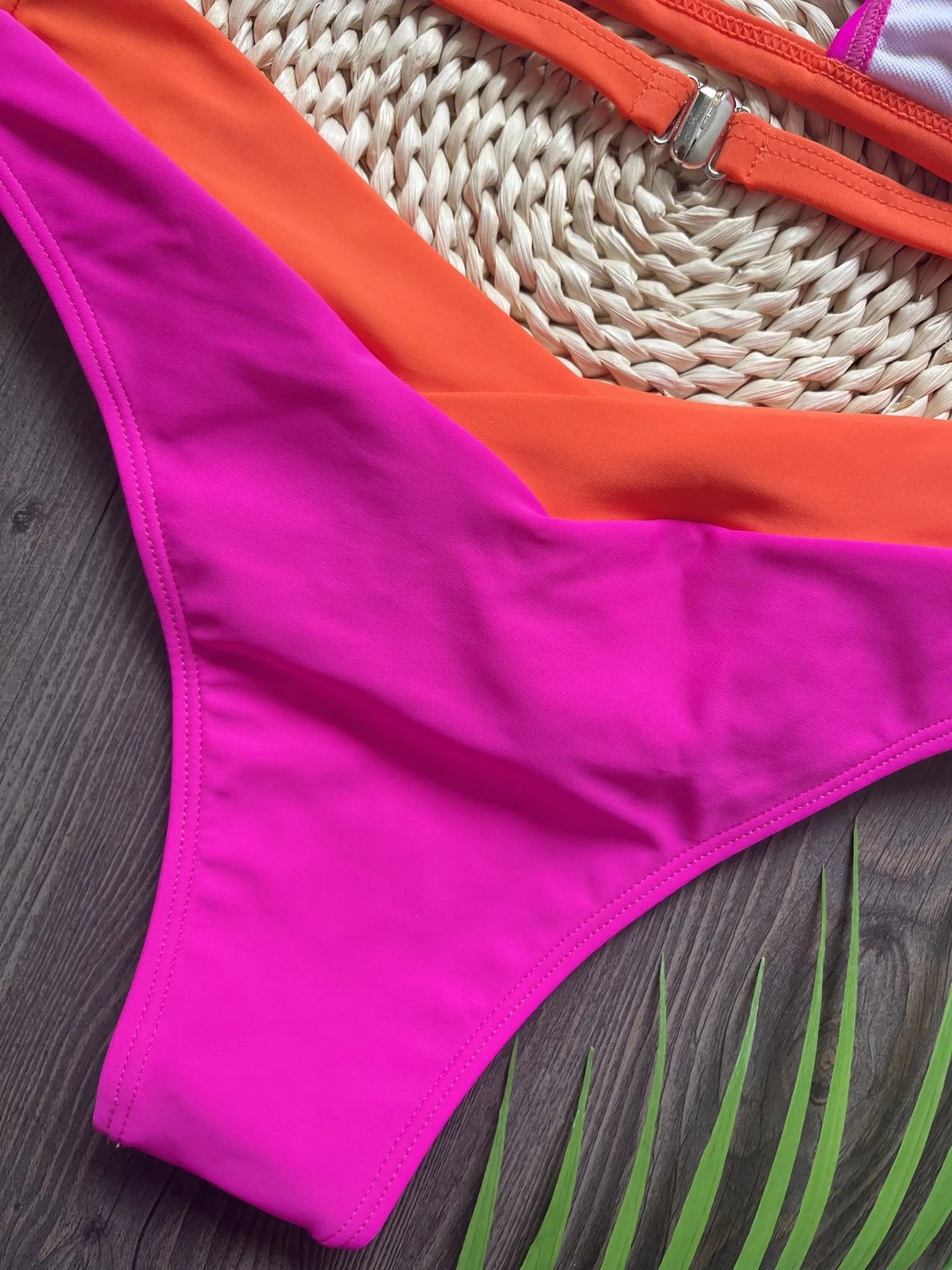 Jednofarebné trojuholníkové bikiny s tangovým spodkom – sexi brazílsky štýl