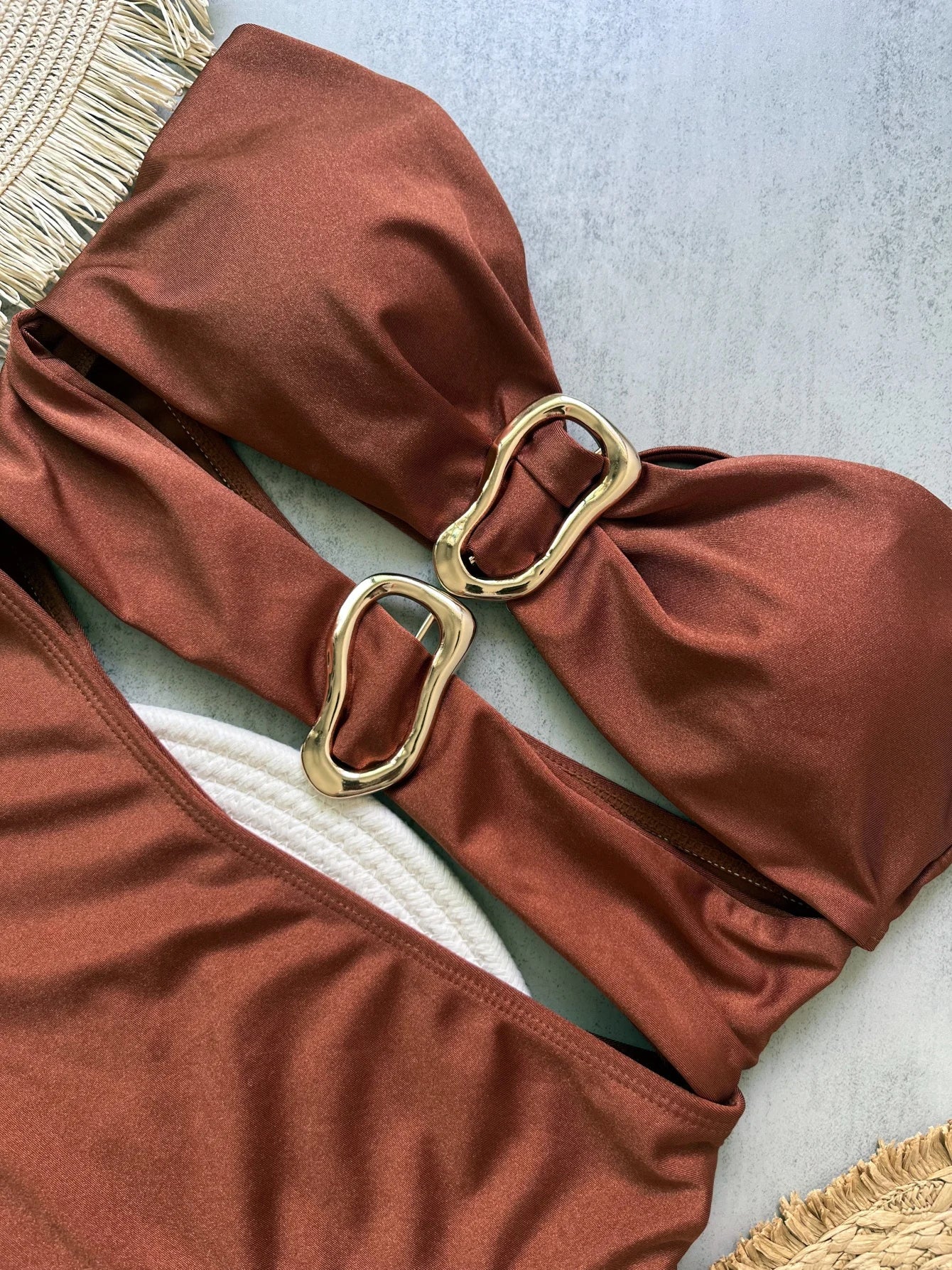 Jednodielne plavky s kovovými krúžkami a výrezmi – sexi bandeau strih