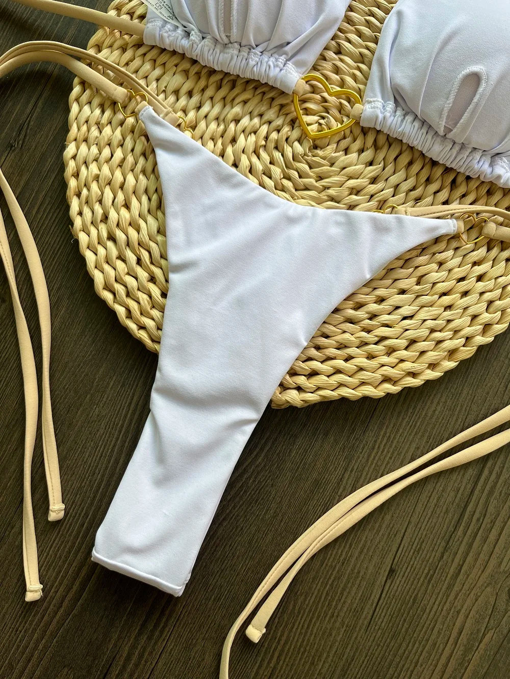 Dvojdielne trojuholníkové bikiny s tangovým spodkom – sexi letný štýl