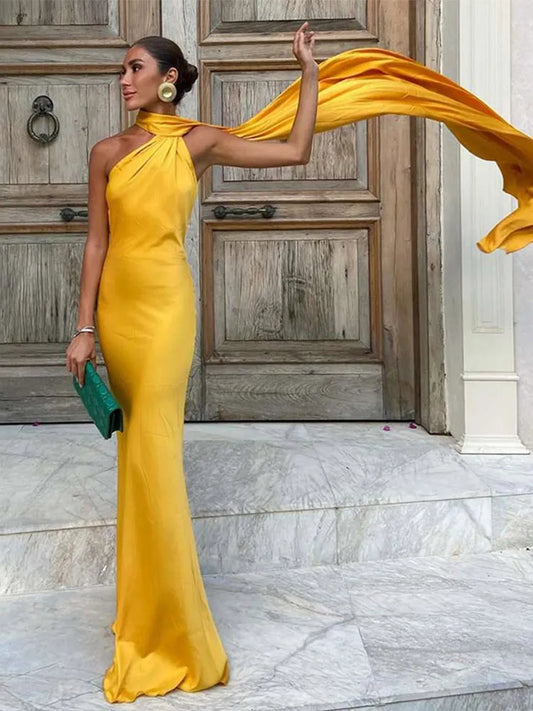 Elegantné dlhé šaty s holými ramenami a viazaním – letný ženský štýl