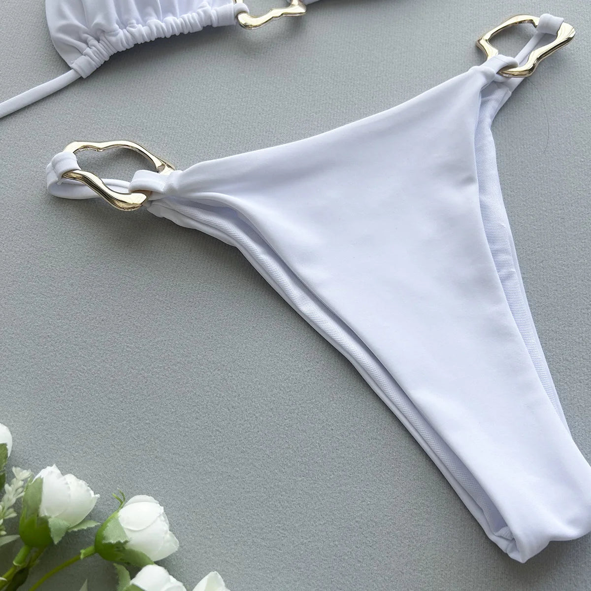 Jednofarebné sexi bikiny s výrezom a viazaním – dvojdielne plavky