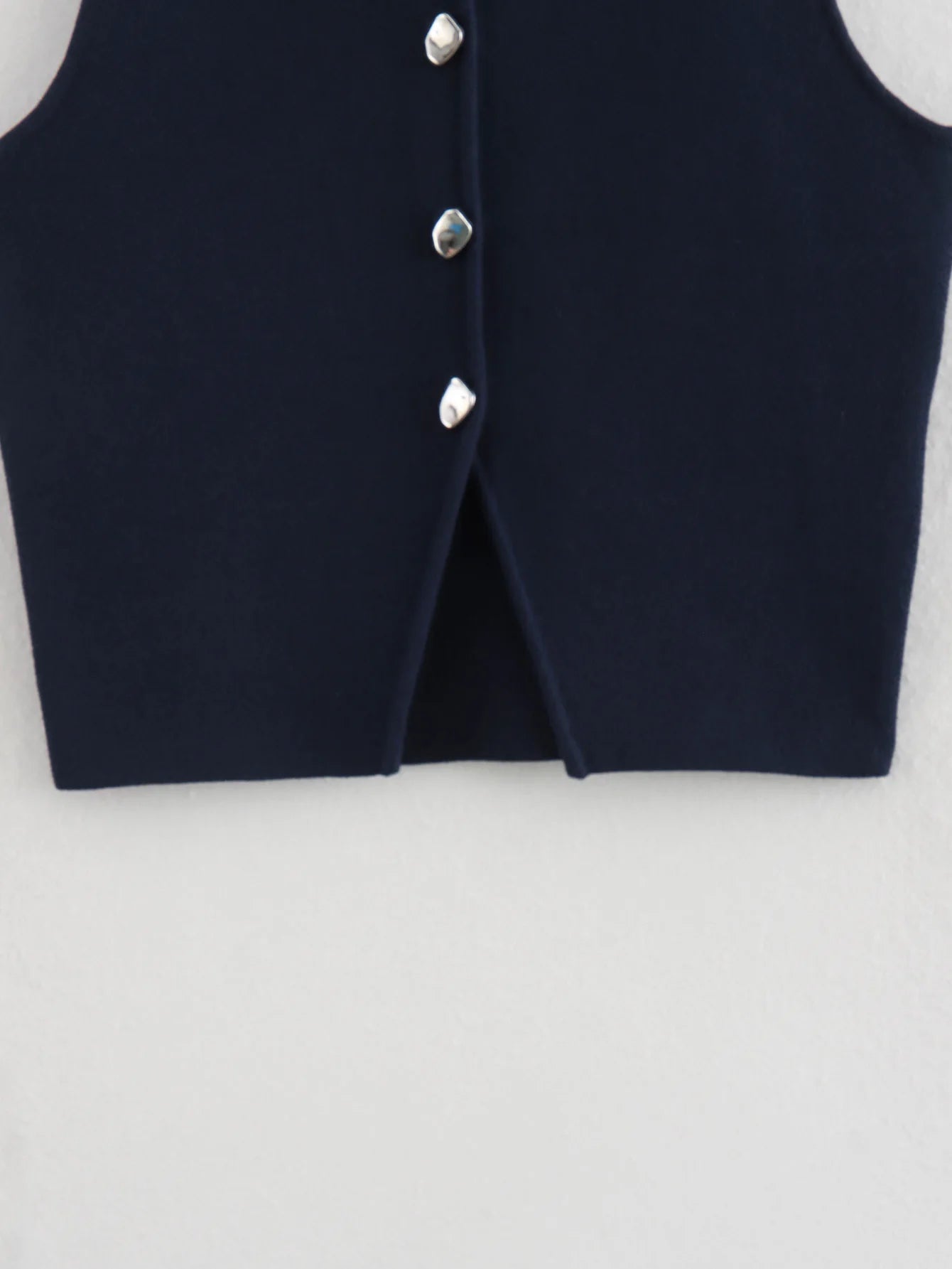Pletený crop top s gombíkmi – letný basic streetwear
