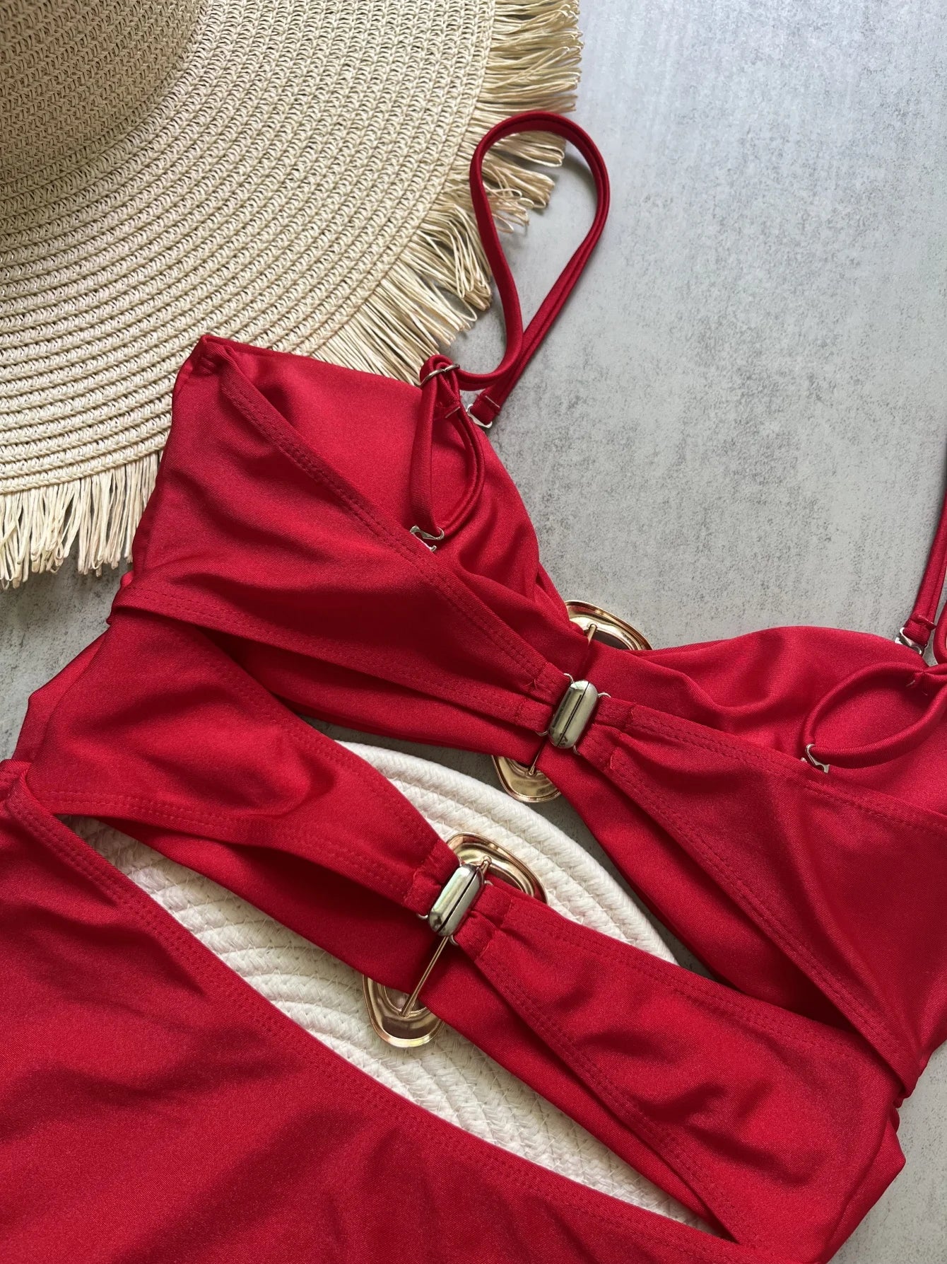 Jednodielne plavky s kovovými krúžkami a výrezmi – sexi bandeau strih