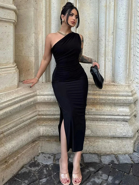 Čierne maxi šaty s rázporkom a odhaleným chrbtom – sexi elegantný štýl
