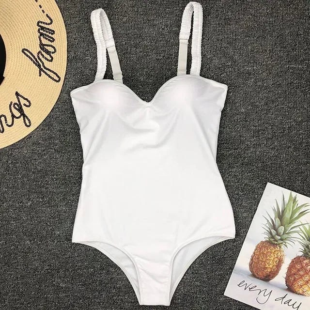 Jednodielne plavky s kosticami a push-up efektom – elegantný slim strih
