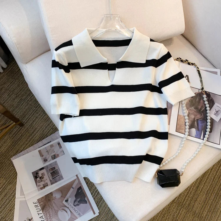 Pruhovaný pletený crop top s golierom – jarný a letný štýl