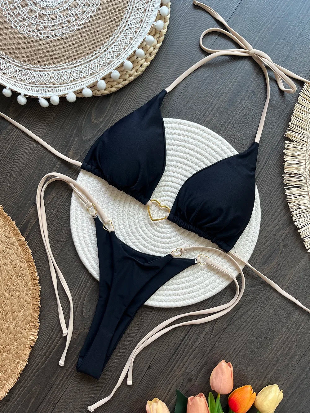 Dvojdielne trojuholníkové bikiny s tangovým spodkom – sexi letný štýl