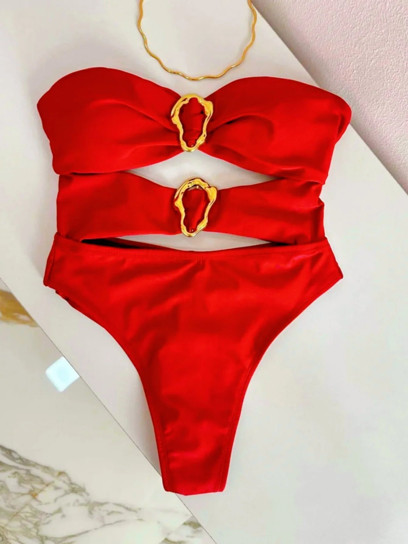 Jednodielne plavky s kovovými krúžkami a výrezmi – sexi bandeau strih