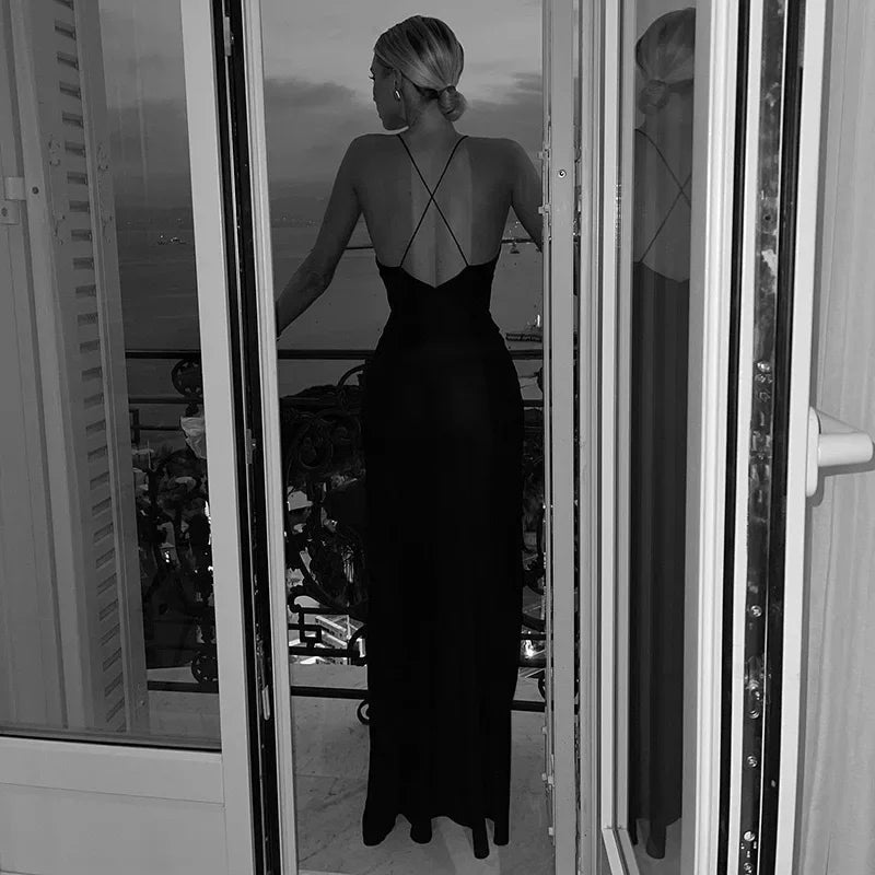 Dlhé elegantné šaty s výstrihom do V a odhaleným chrbtom – letný šifónový glamour