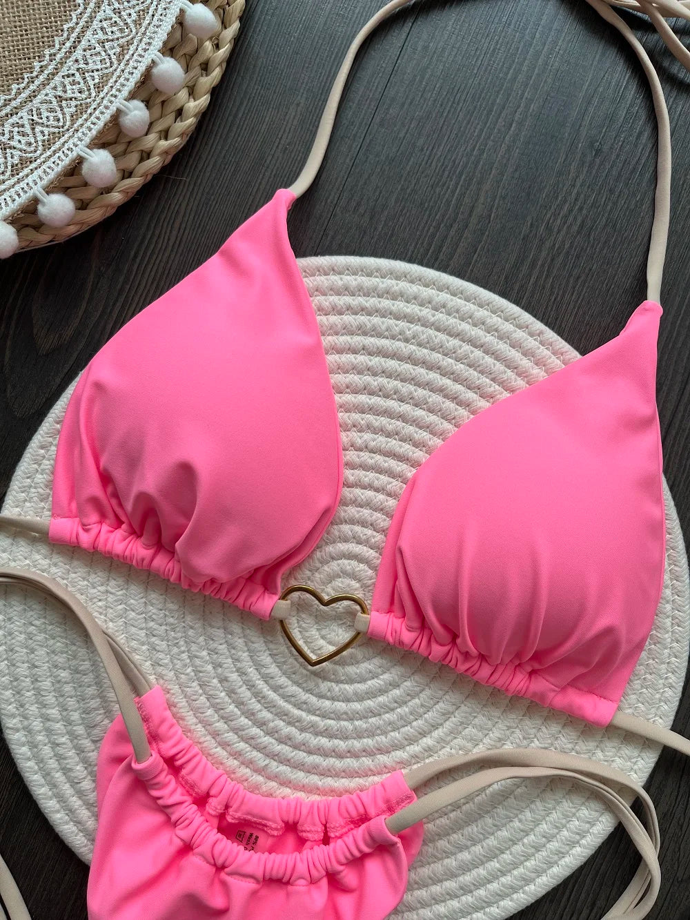 Dvojdielne trojuholníkové bikiny s tangovým spodkom – sexi letný štýl