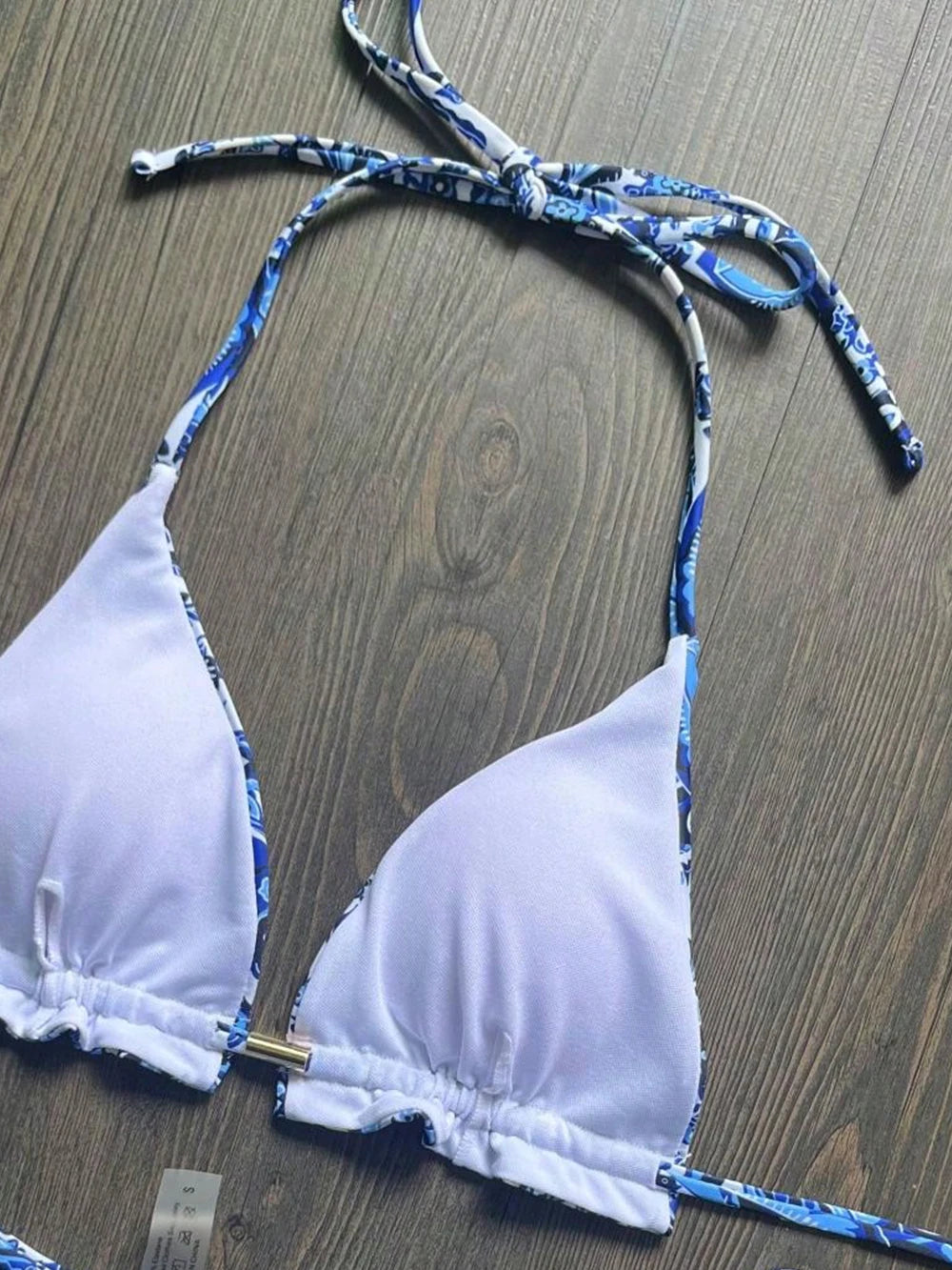 Bikiny s porcelánovou potlačou – brazílsky strih s nádychom elegancie