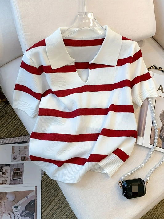 Pruhovaný pletený crop top s golierom – jarný a letný štýl