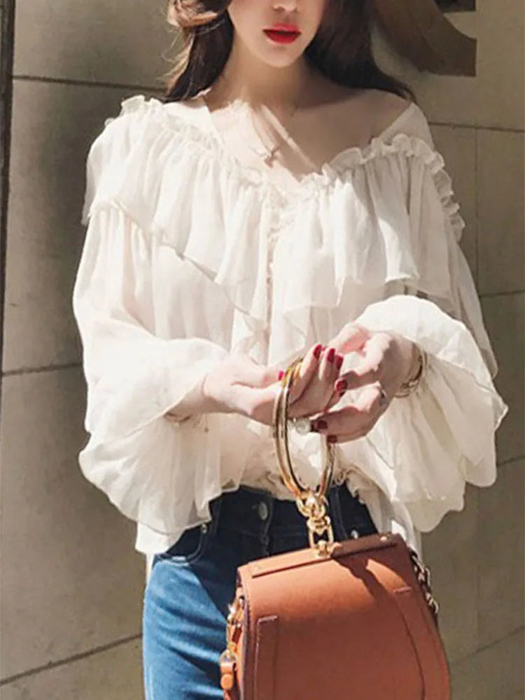 Priesvitná blúzka s výstrihom do V a volánmi – sexi boho štýl