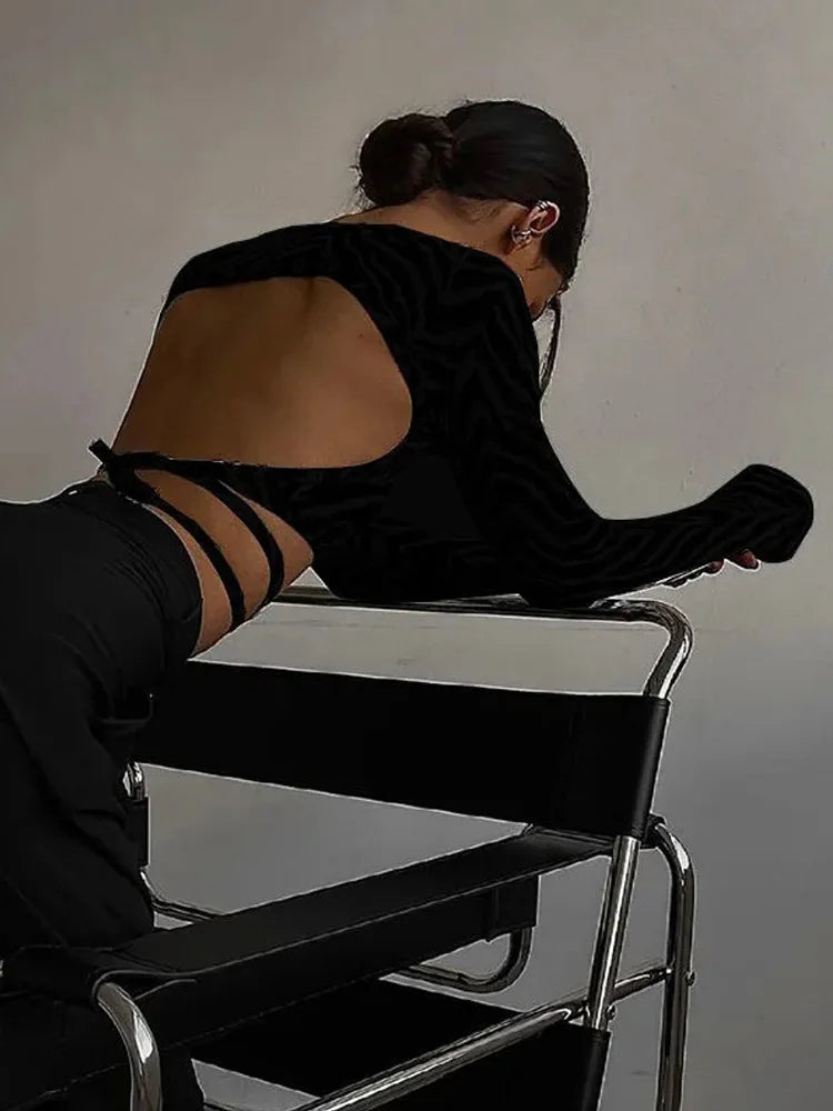 Čierny priliehavý top s odhaleným chrbtom a šnurovaním – sexi a elegantný štýl