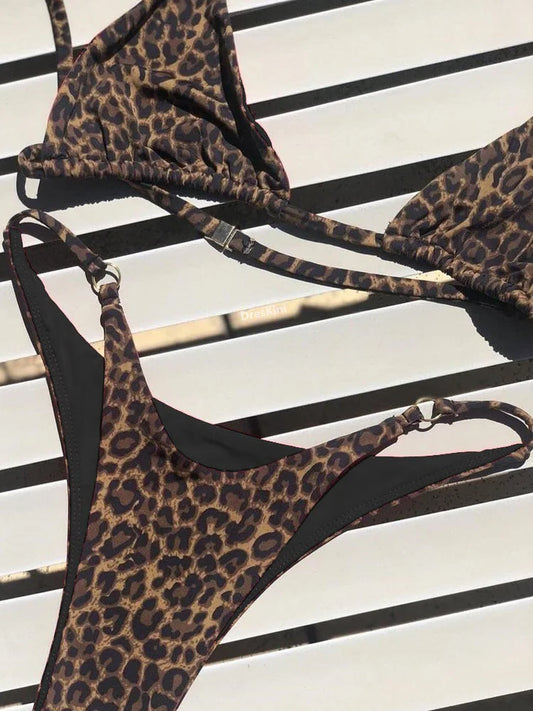 Dvojdielne plavky s leopardím vzorom – vysoký pás a trojuholníkový strih