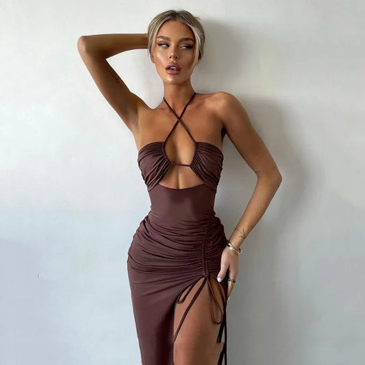 Priliehavé midi šaty s odhaleným chrbtom – elegantný klubový štýl