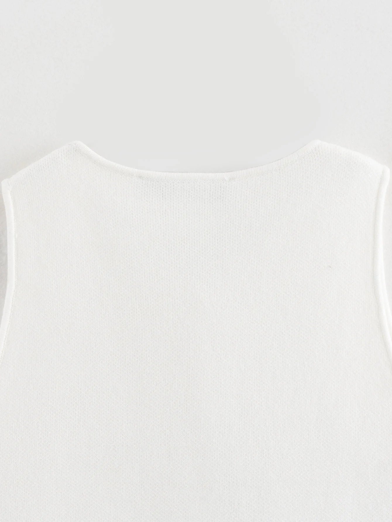 Pletený crop top s gombíkmi – letný basic streetwear