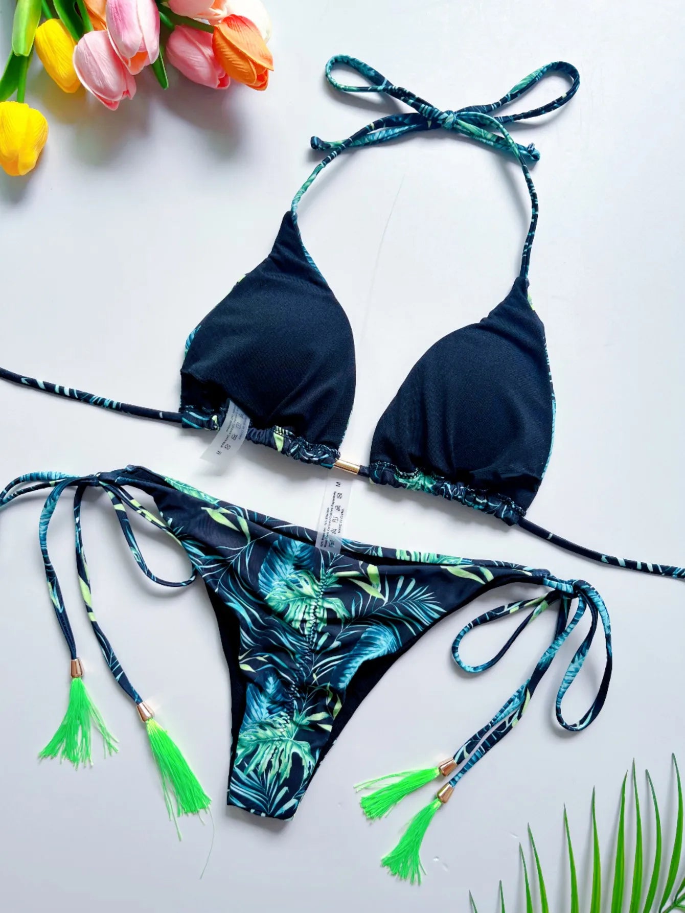 Bikiny s potlačou a viazaním – trojuholníkový strih v brazílskom štýle