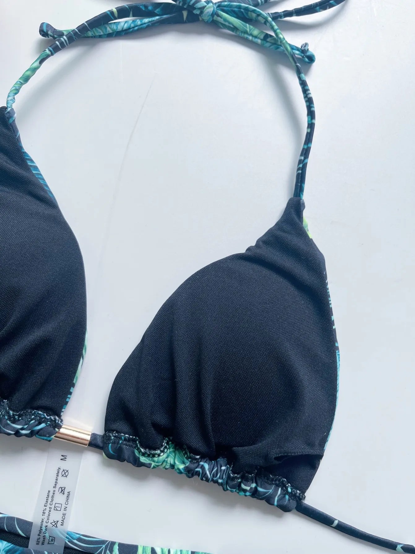Bikiny s potlačou a viazaním – trojuholníkový strih v brazílskom štýle