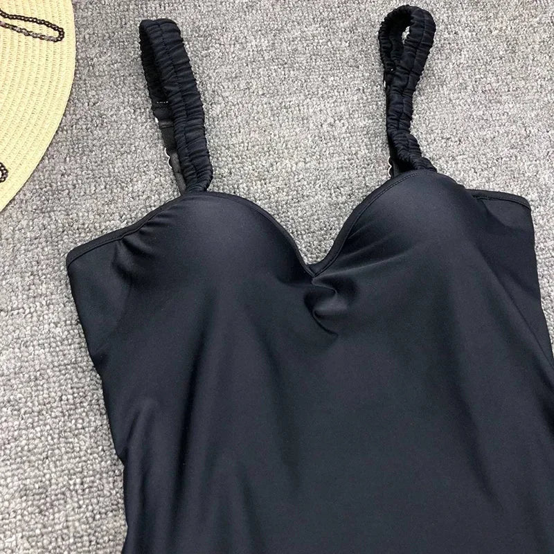 Jednodielne plavky s kosticami a push-up efektom – elegantný slim strih