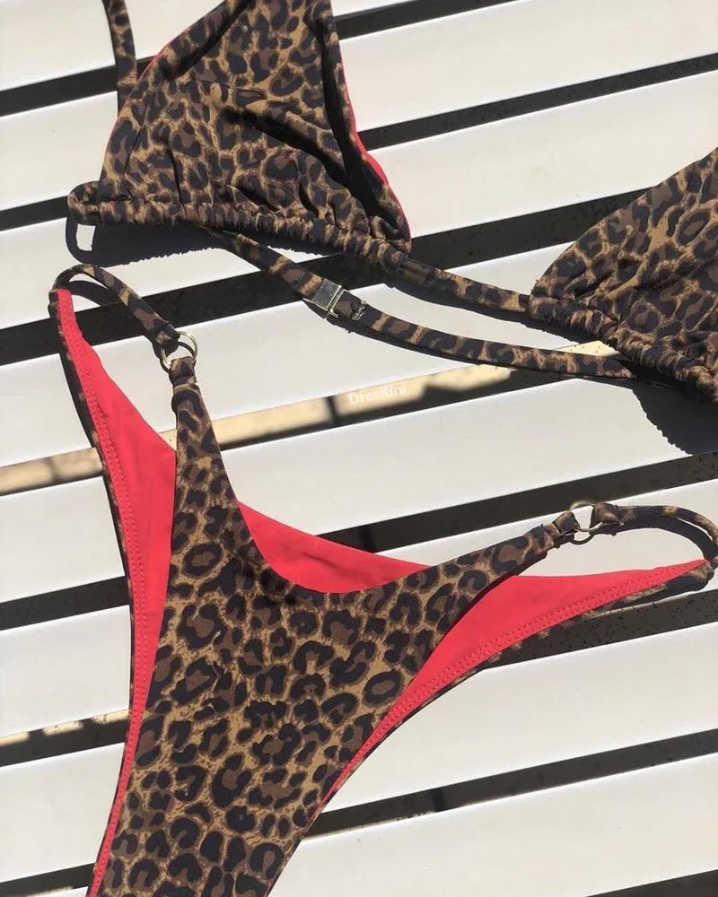 Dvojdielne plavky s leopardím vzorom – vysoký pás a trojuholníkový strih