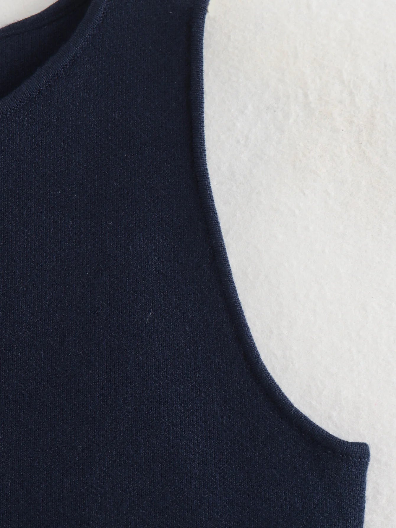 Pletený crop top s gombíkmi – letný basic streetwear