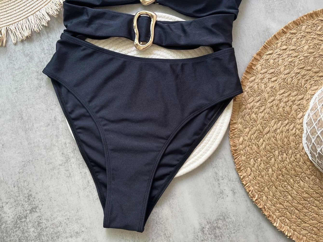 Jednodielne plavky s kovovými krúžkami a výrezmi – sexi bandeau strih