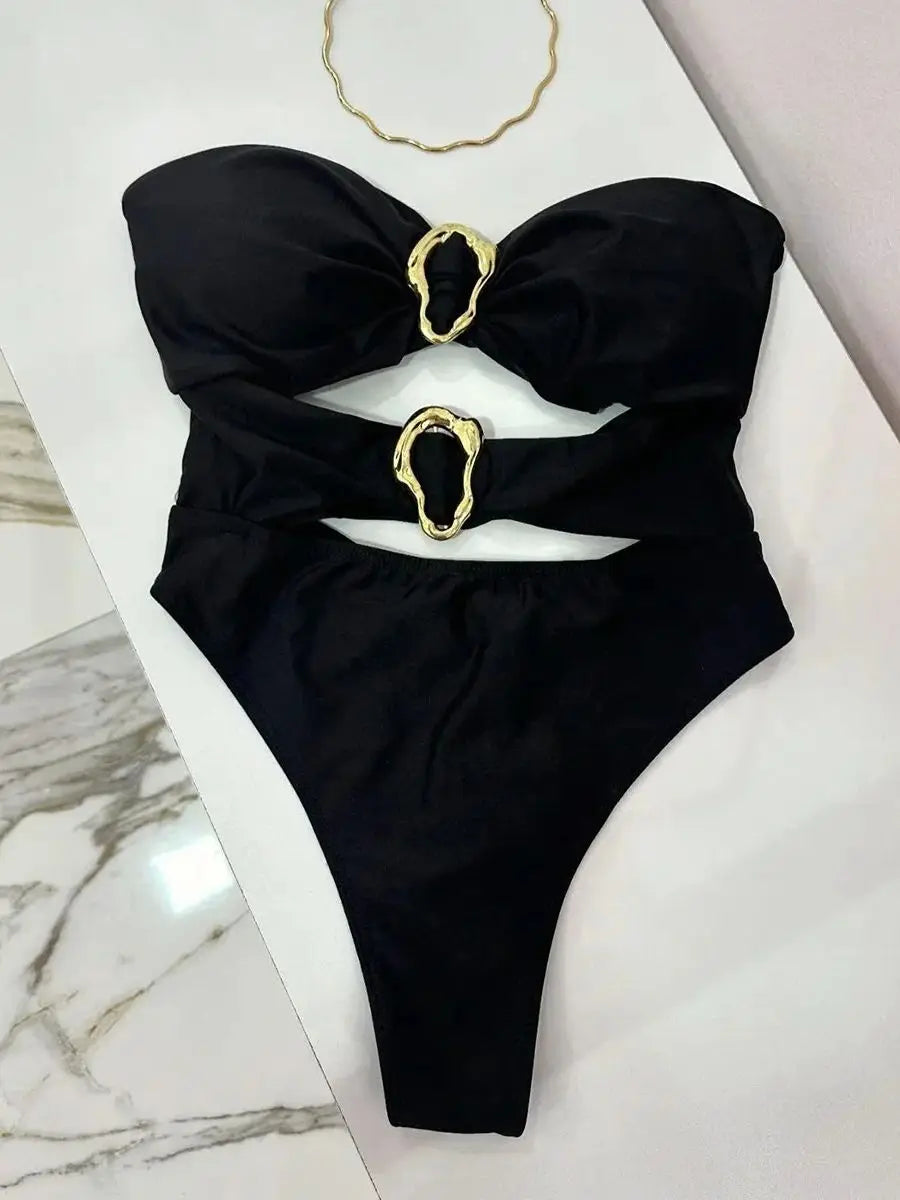 Jednodielne plavky s kovovými krúžkami a výrezmi – sexi bandeau strih