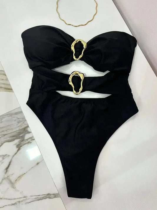 Jednodielne plavky s kovovými krúžkami a výrezmi – sexi bandeau strih