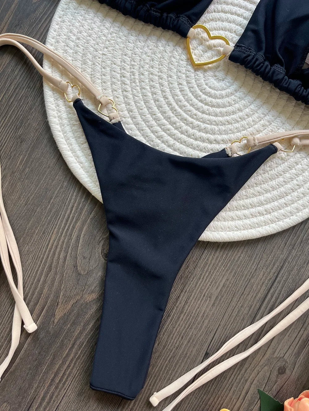 Dvojdielne trojuholníkové bikiny s tangovým spodkom – sexi letný štýl