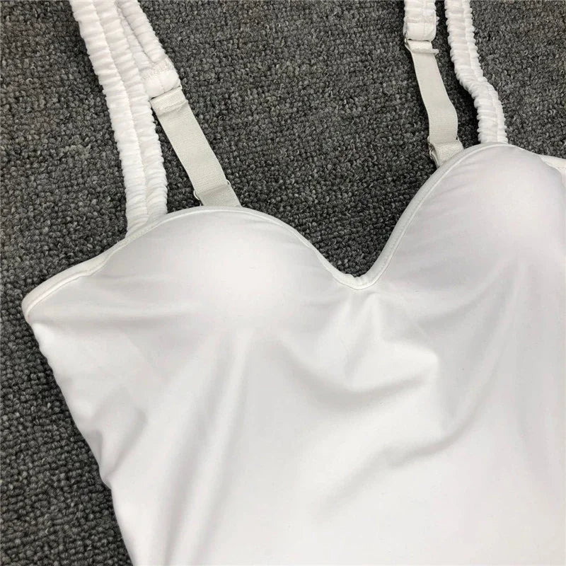 Jednodielne plavky s kosticami a push-up efektom – elegantný slim strih