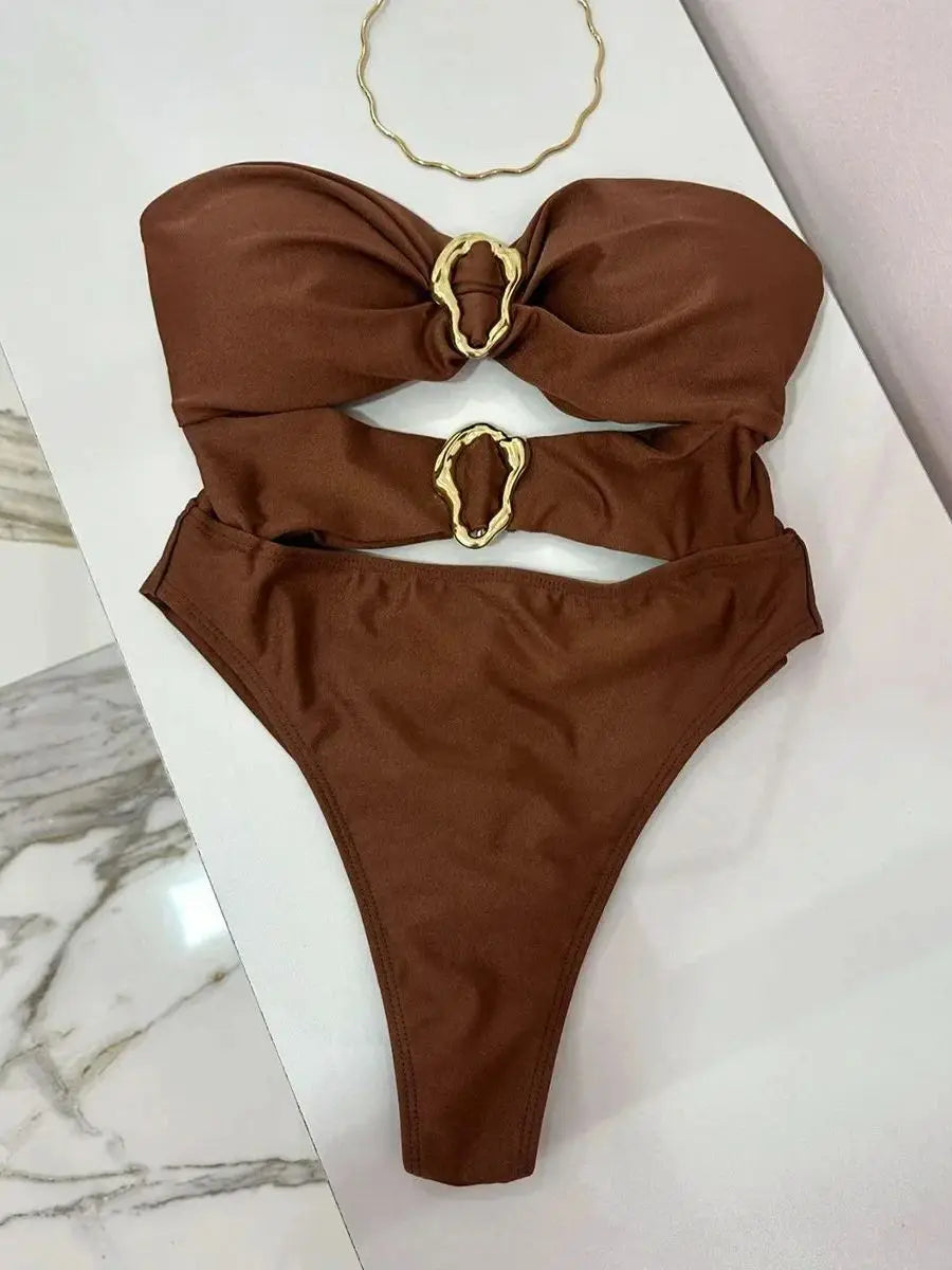 Jednodielne plavky s kovovými krúžkami a výrezmi – sexi bandeau strih