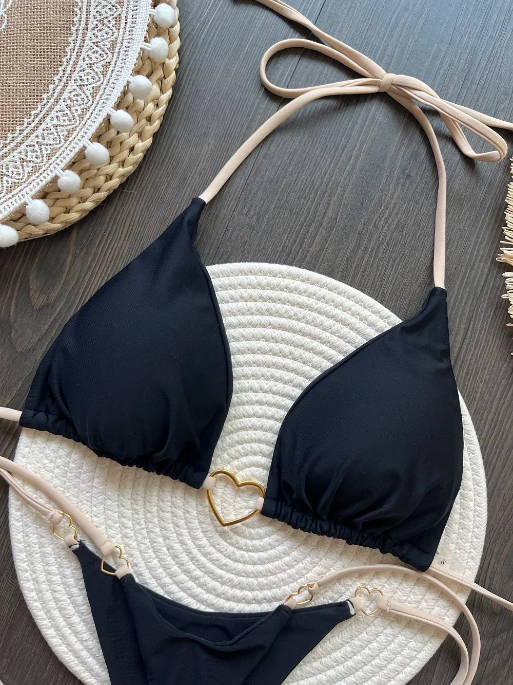 Dvojdielne trojuholníkové bikiny s tangovým spodkom – sexi letný štýl