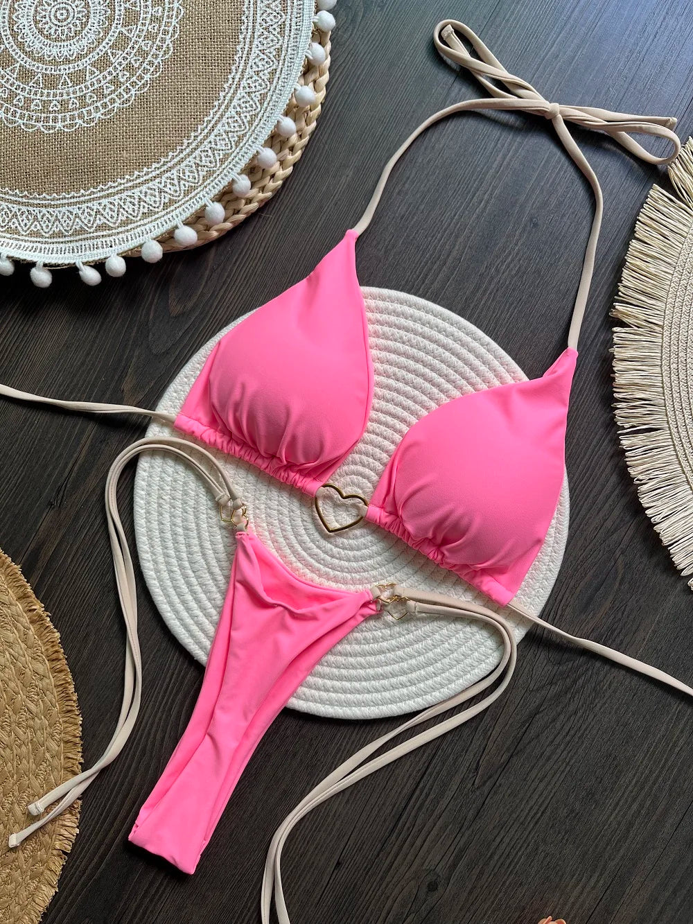 Dvojdielne trojuholníkové bikiny s tangovým spodkom – sexi letný štýl