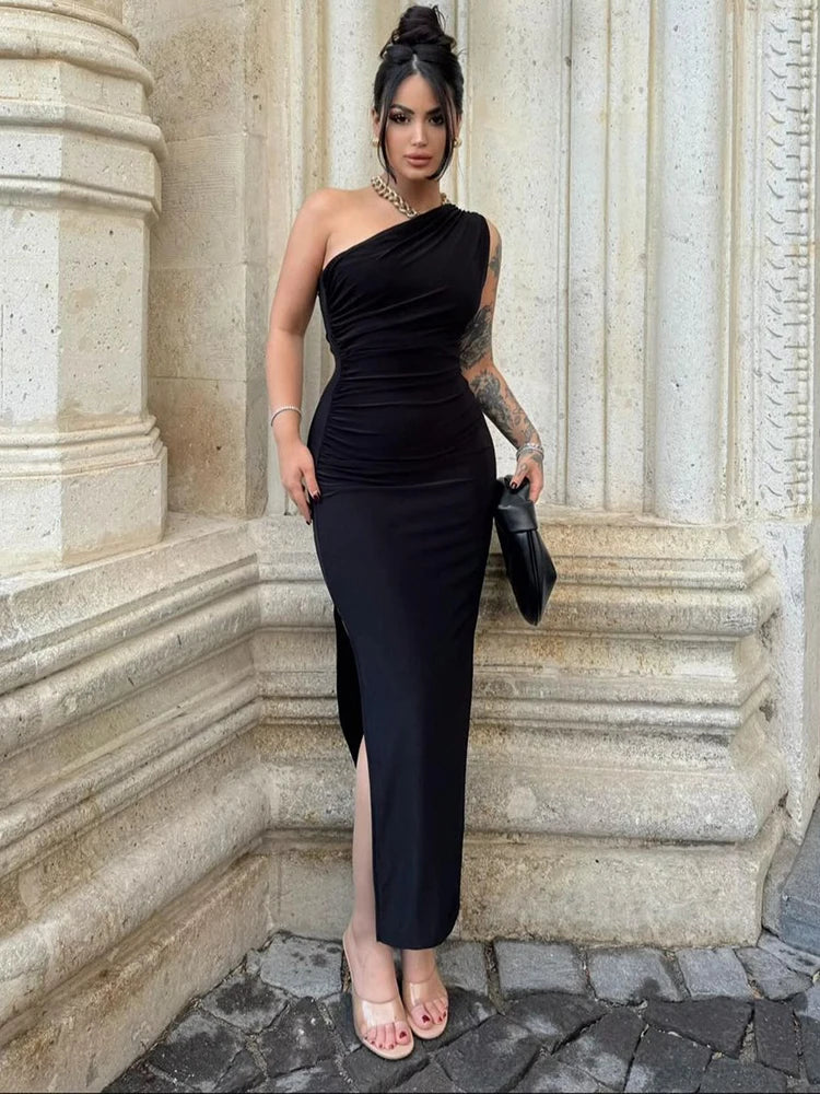 Čierne maxi šaty s rázporkom a odhaleným chrbtom – sexi elegantný štýl