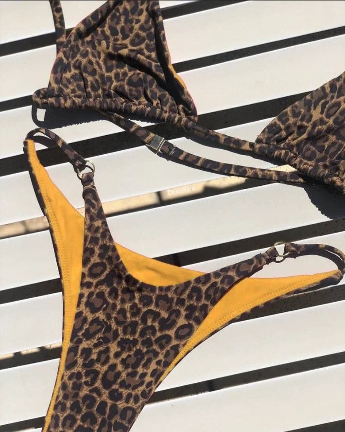 Dvojdielne plavky s leopardím vzorom – vysoký pás a trojuholníkový strih